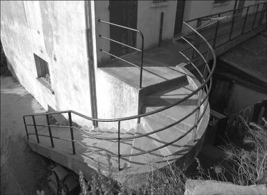 Détail de l'escalier de distribution extérieur donnant accès à la coursière.