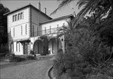 Vue d'ensemble de la faade sud depuis le sud-est ( maison construite vers 1900).