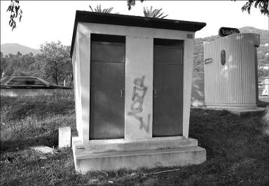 Cavalire plage, avenue du Cap Ngre. Toilettes publiques construites sur la plage, vue d'ensemble depuis le sud (vers 1950).