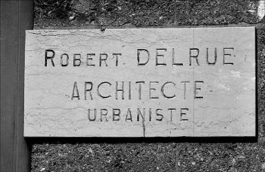 Détail, plaque d'architecte fixée sur la façade: Robert Delrue architecte urbaniste..