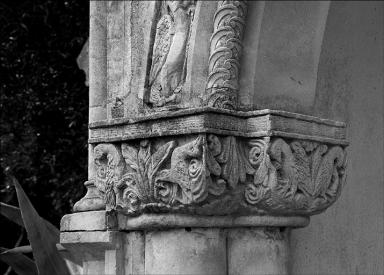 Chapelle. Détail, chapiteau à gauche du porche d'entrée, sculpté d'oiseaux dans un décor végétal.
