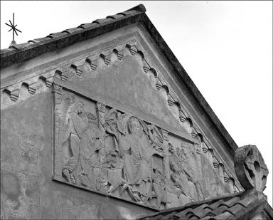 Chapelle. Dtail, bas relief situ au-dessus du porche d'entre reprsentant le Christ en gloire entour du ttramorphe (au centre), encadr d'anges et de saints.