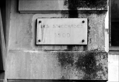 Détail de la plaque portant le nom de l'architecte, sur la façade nord. C. CRAVIO. Architecte S.A.D.G. Marseille.