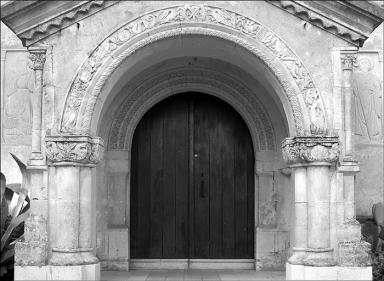 Chapelle. Détail, porche sur façade antérieure.