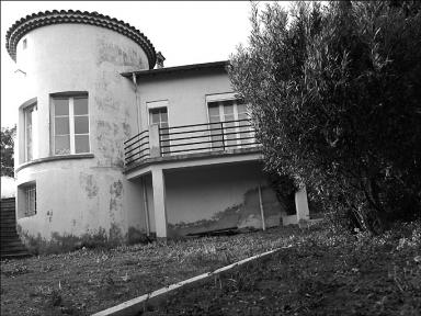 Vue d'ensemble de la façade sud-est.