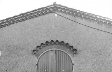Détail, larmier sur la façade nord (maison construite vers 1920).