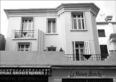 Vue d'ensemble de la façade sur avenue depuis le sud.