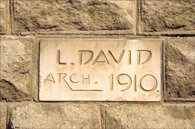 Dtail, plaque d'architecte avec date de construction sur la faade sud.