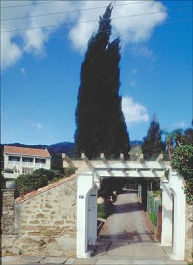 Vue d'ensemble du portail d'entre surmont d'une pergola, depuis l'ouest.