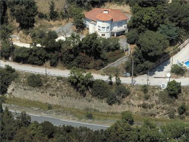 Vue aérienne de la façade sud-ouest, depuis le sud.