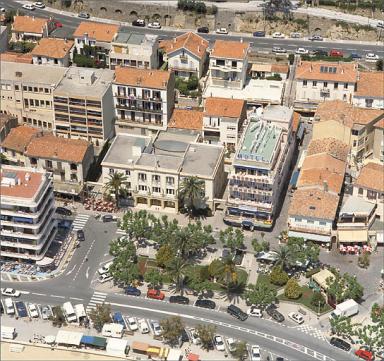 Vue aérienne de la place Ernest Reyer avec mairie au second plan, depuis le sud.