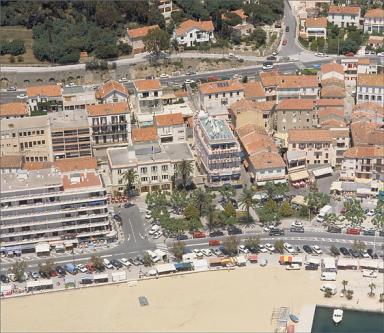 Vue aérienne prise depuis le sud, avec la mairie au premier plan.