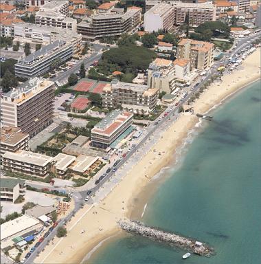 Vue aérienne prise depuis l'est, avec la promenade du front de mer au premier plan.