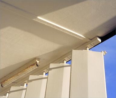 Vue de dtail du systme de fixation des lames du pare-soleil, sur le plafond de la terrasse, sur la faade sud.