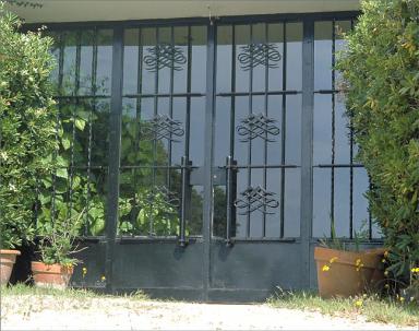 La porte d'entre en ferronnerie, sur la faade sud, vue de face.