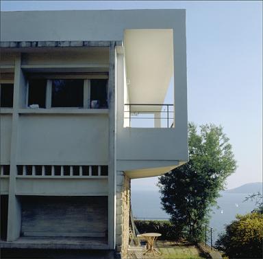 Vue de détail de la terrasse en porte-à-faux sur la façade nord.