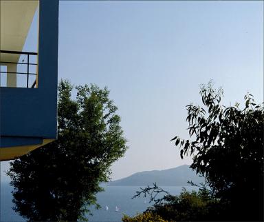 La vue sur mer depuis le jardin. Détail.