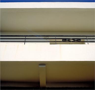 Terrasse en porte-à-faux et gardes-corps en fer-forgé sur façade sud.