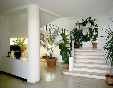 Le vestibule et l'escalier en arrière plan, depuis la porte d'entrée.