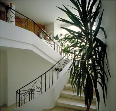 Vue intérieure. L'escalier entret le premier et le dernier étage.