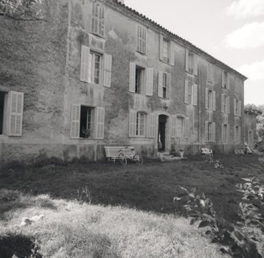 Vue de la façade est prise du sud-est