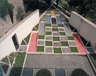 Le jardin cubiste reconstitu. Vue axiale prise de l'ouest.