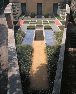 Le jardin cubiste reconstitué. Vue axiale prise vers l'ouest.