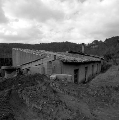Vue extérieure de l'usine (façade arrière) et de l'aire des matières premières. Aire de stockage de la matière première.