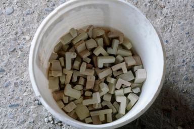 Four industriel. Matériel d'enfournement. Taquet : "titon" en terre cuite pour caler les carreaux.