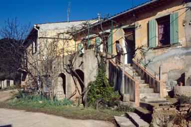 Vue extérieure de la maison d'habitation.