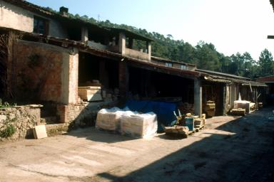 Vue extrieure de l'usine. Btiment de fabrication et four.