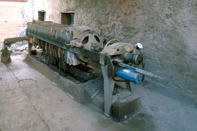 Aire de lavage de la terre. "Filtre presse". Machine qui reçoit la barbotine et la conditionne en galette.