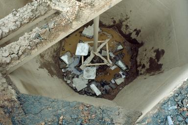 Aire de lavage. Dtail. Vue intrieure du dlavoir.