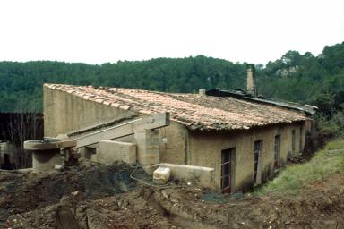 Vue extrieure de l'usine (faade arrire) et de l'aire des matires premires. Aire de stockage de la matire premire.