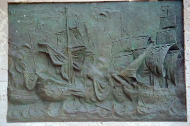 Côté gauche du socle : bas-relief.