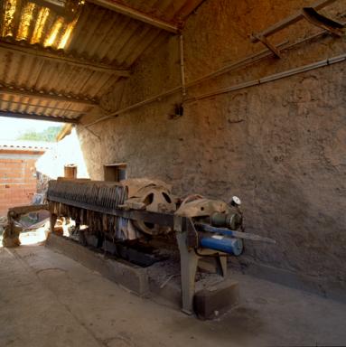 Aire de lavage de la terre. "Filtre presse". Machine qui reçoit la barbotine et la conditionne en galette.