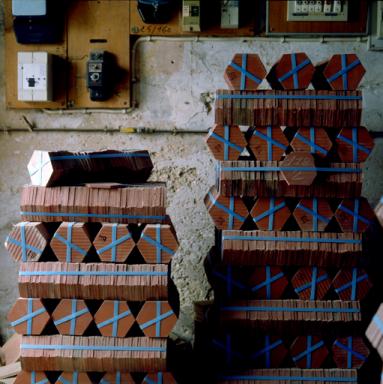 Rez-de-chausse. Intrieur du magasin. Piles de tomettes ficeles stockes dans le magasin.