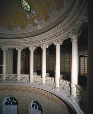 Galerie ouvrant sur le hall  l'italienne.