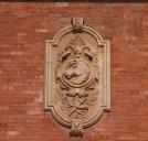 Aile nord. Deuxième niveau. Détail : médaillon sculpté.