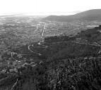 Vue arienne de situation prise du nord depuis le revers de la colline