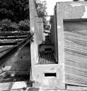 Escalier conduisant aux chambres. Vue en enfilade de la couverture depuis la terrasse de la piscine