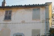 Détail de la façade ouest, fenêtres en trompe-l'œil.