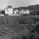 Ecole et villa, vue prise de l'est.