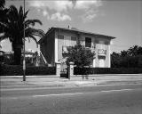 Villa des années 1930 avec décor de moulures et ferronnerie.