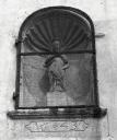 Faade latrale sud : niche et inscription.