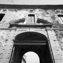 Bâtiment C, aile est, élévation sud, porte du passage couvert datée 1772.
