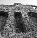 Mur d'enceinte, front ouest, section nord, détail : arcade et mur pignon de la cellule 10.
