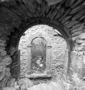 Logis du prieur. Couloir d'accs au grand clotre, mur ouest, fentre.