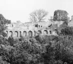 Mur d'enceinte (front ouest) et cellules 8  12 : vue d'ensemble prise de l'ouest.