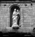 Mur d'enceinte, front sud, porte, partie supérieure : niche et statue.
